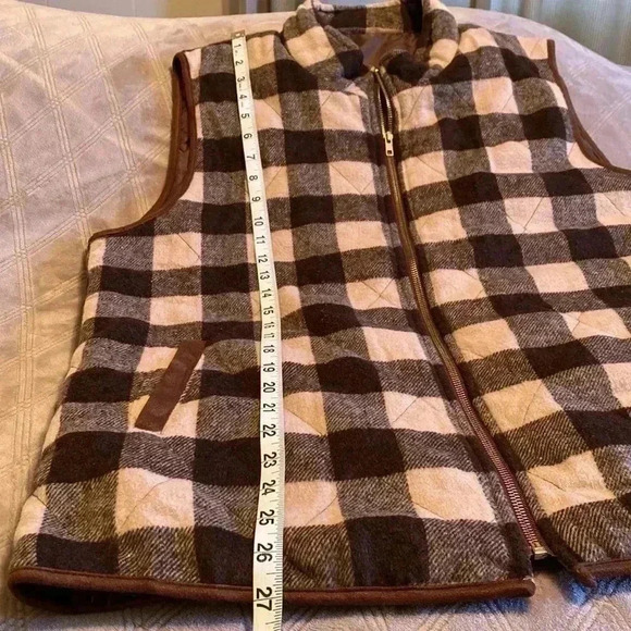 Woman’s 2X Brown and Cream Plaid Vest. Faux leather trim. - Picture 7 of 7